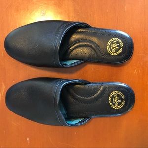 Lb lord. Leather scuff slippers. Sz 9. No signs of wear.